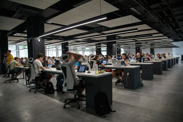 Comment les nouvelles tendances du marché du coworking influencent-elles l'immobilier commercial?
